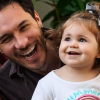 Eliezer compartilha vídeo de filha com internautas e diverte web