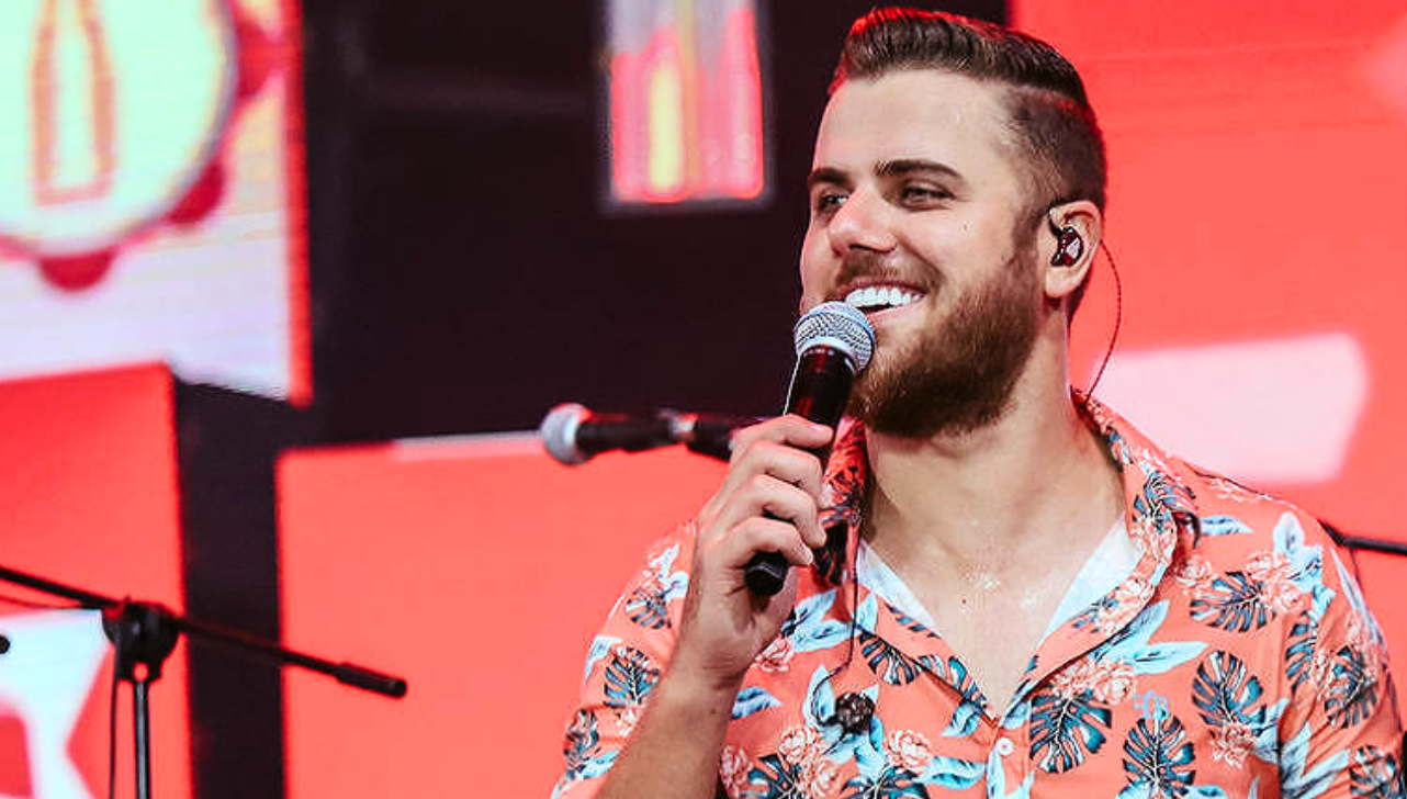 Zé Neto, dupla de Cristiano, realiza tratamento a laser para