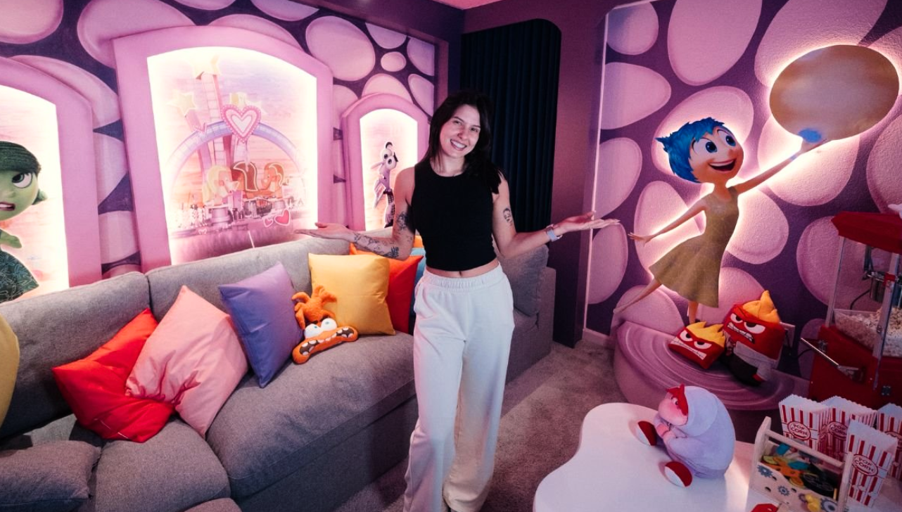 Ana Castela inaugura mansão temática em Orlando com desenhos famosos