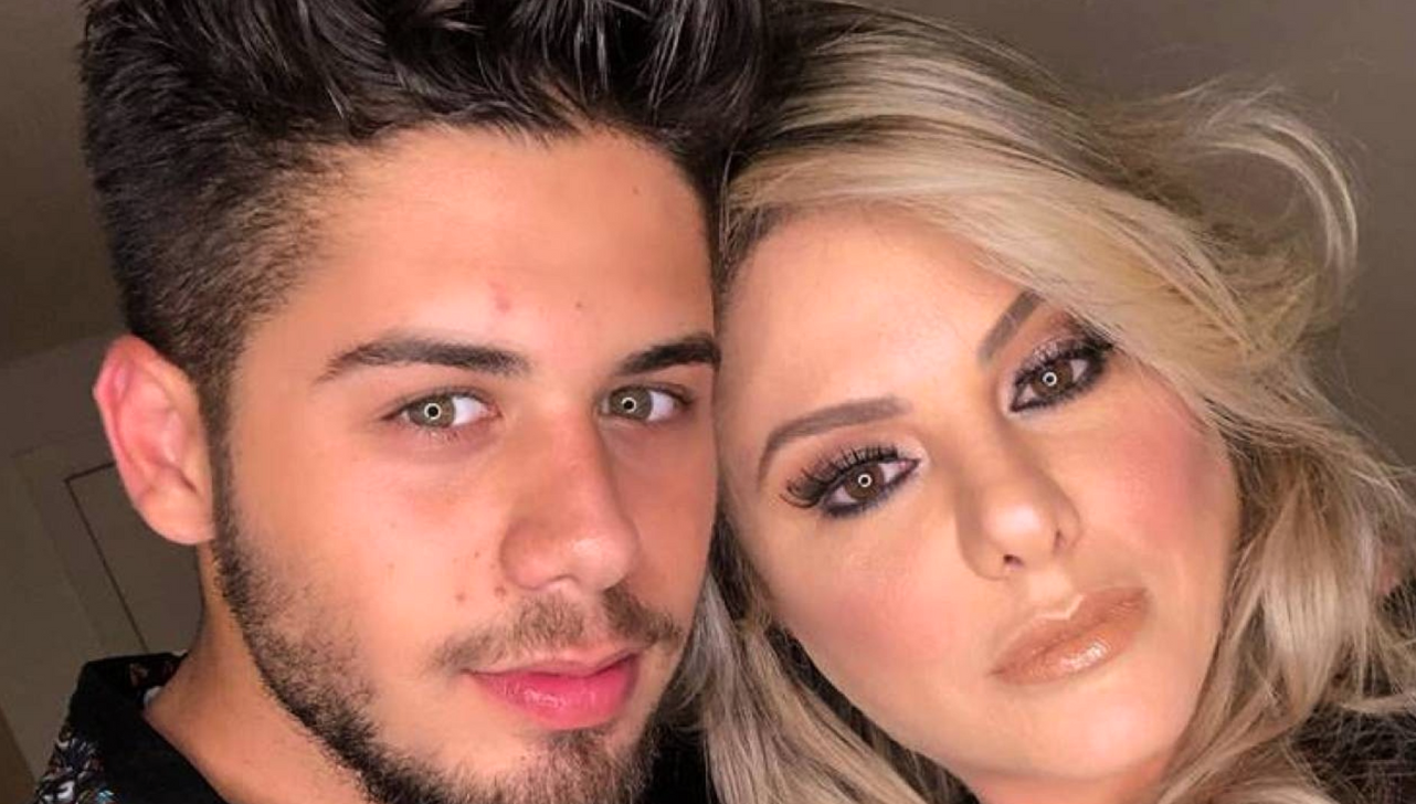 Poliana Rocha revela que Zé Felipe dormia com ela e