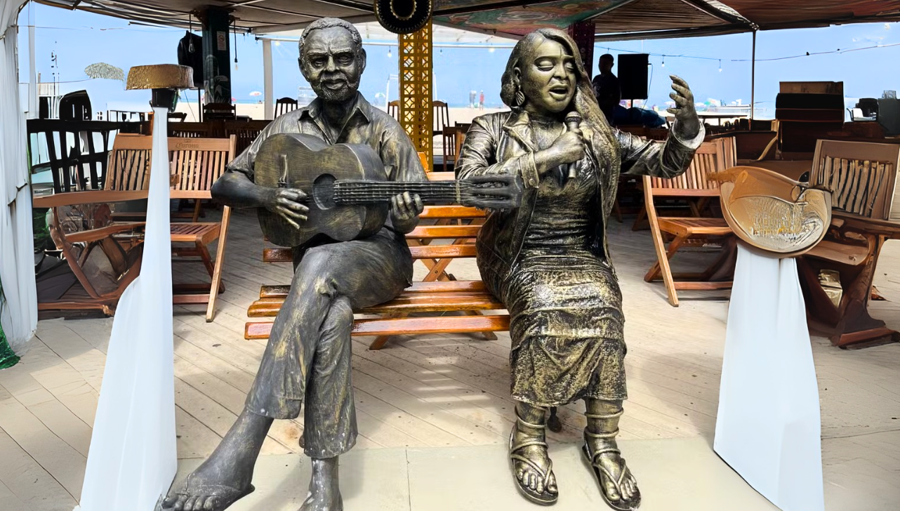 Preta Gil ganha estátua ao lado de Gilberto Gil em
