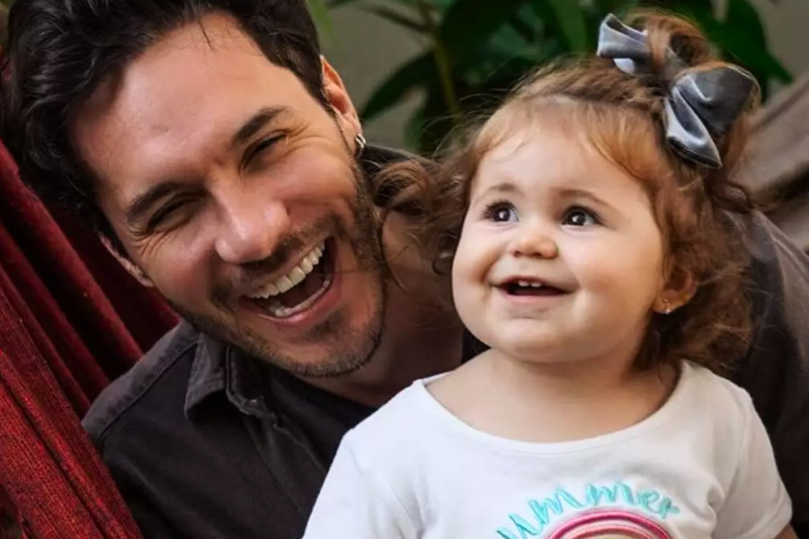 Eliezer compartilha vídeo de filha com internautas e diverte web